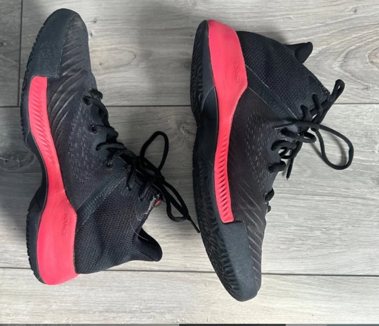 Par de zapatillas Adidas negras y rojas, zapatos para baloncesto Unisexe, deporte – photo 4